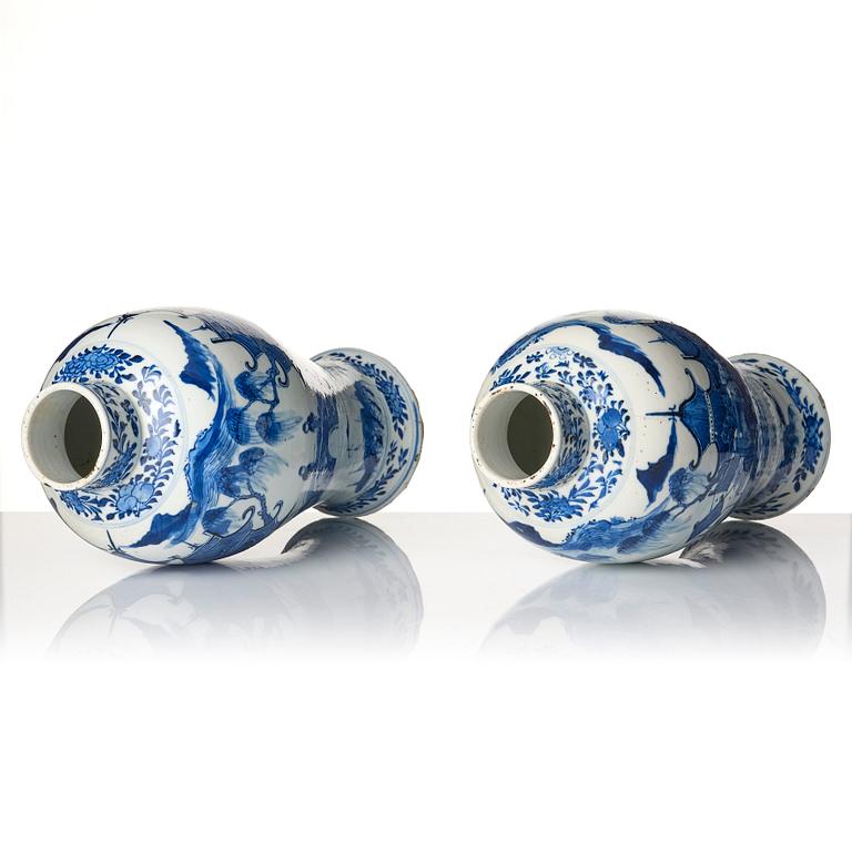 A pair of blue and white vases, Qing dynasty, 19th century.