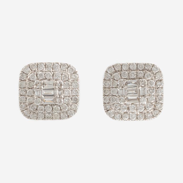 Baguette- och brilliant cut diamond earrings.