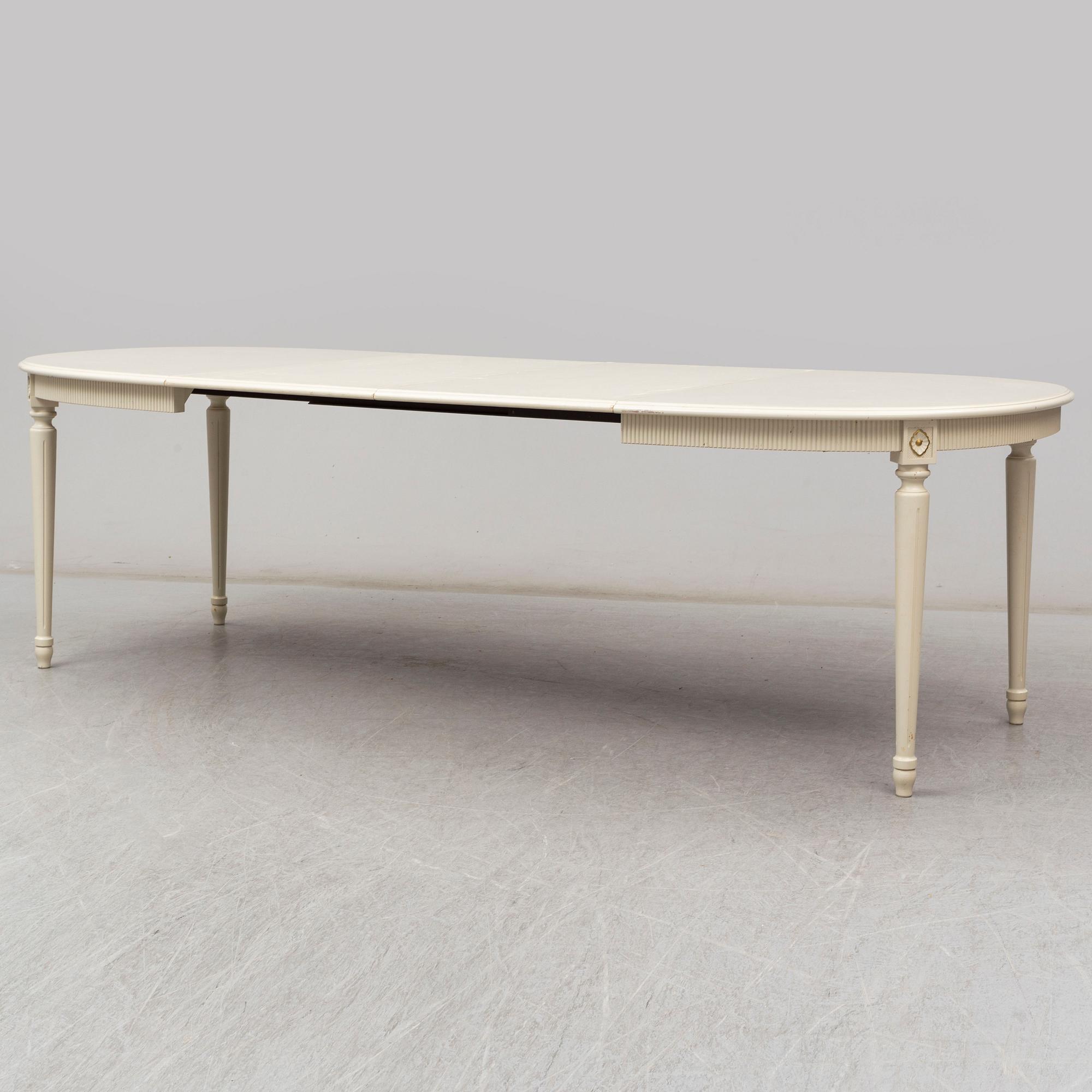 A dining table and 4 chairs, second half of the 20th century. 2 leaves included.