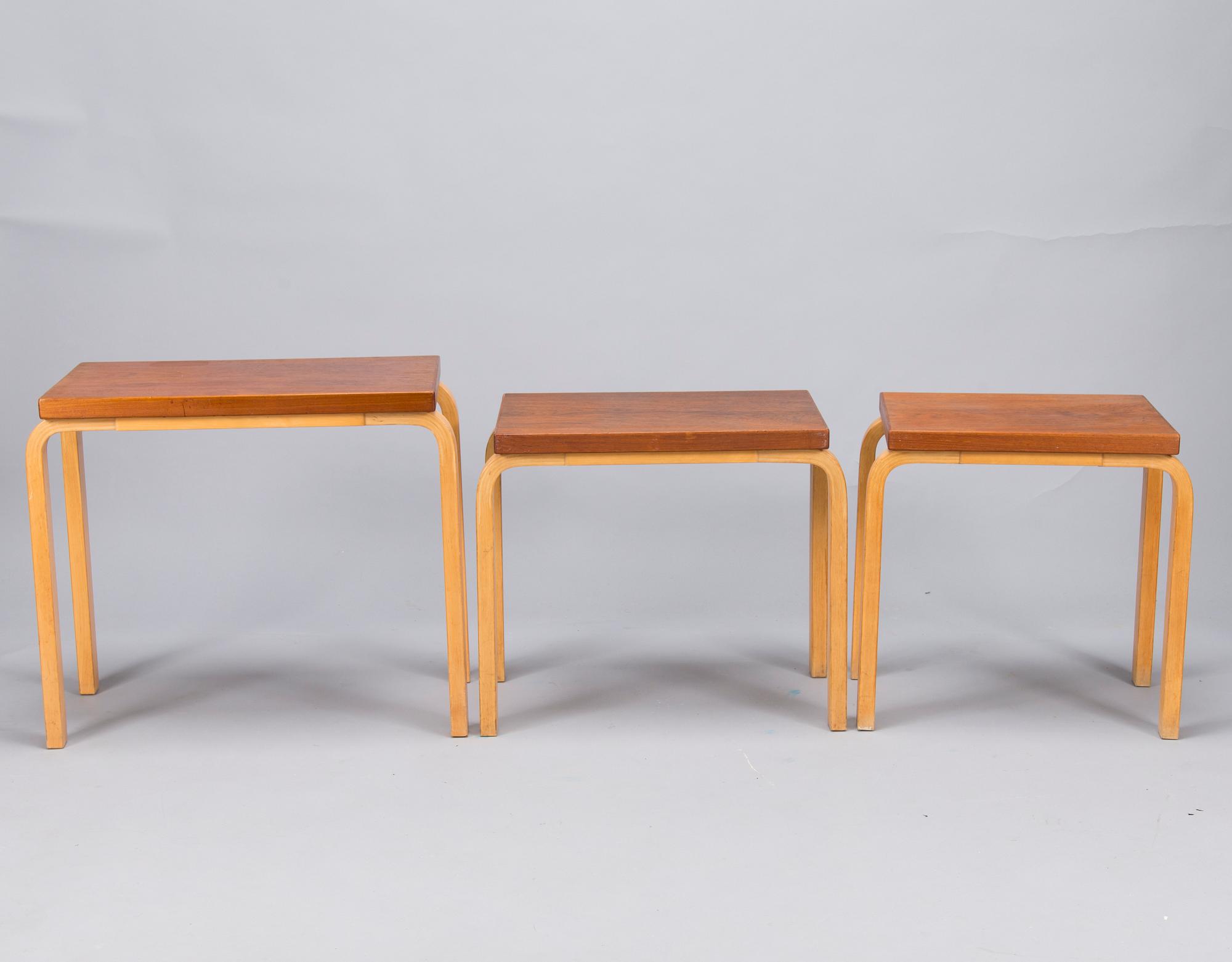 ALVAR AALTO, SARJAPÖYTÄ, 2 osaa,  88A ja 88B  ja SIVUPÖYTÄ, Artek, 1900-luvun puoliväli.