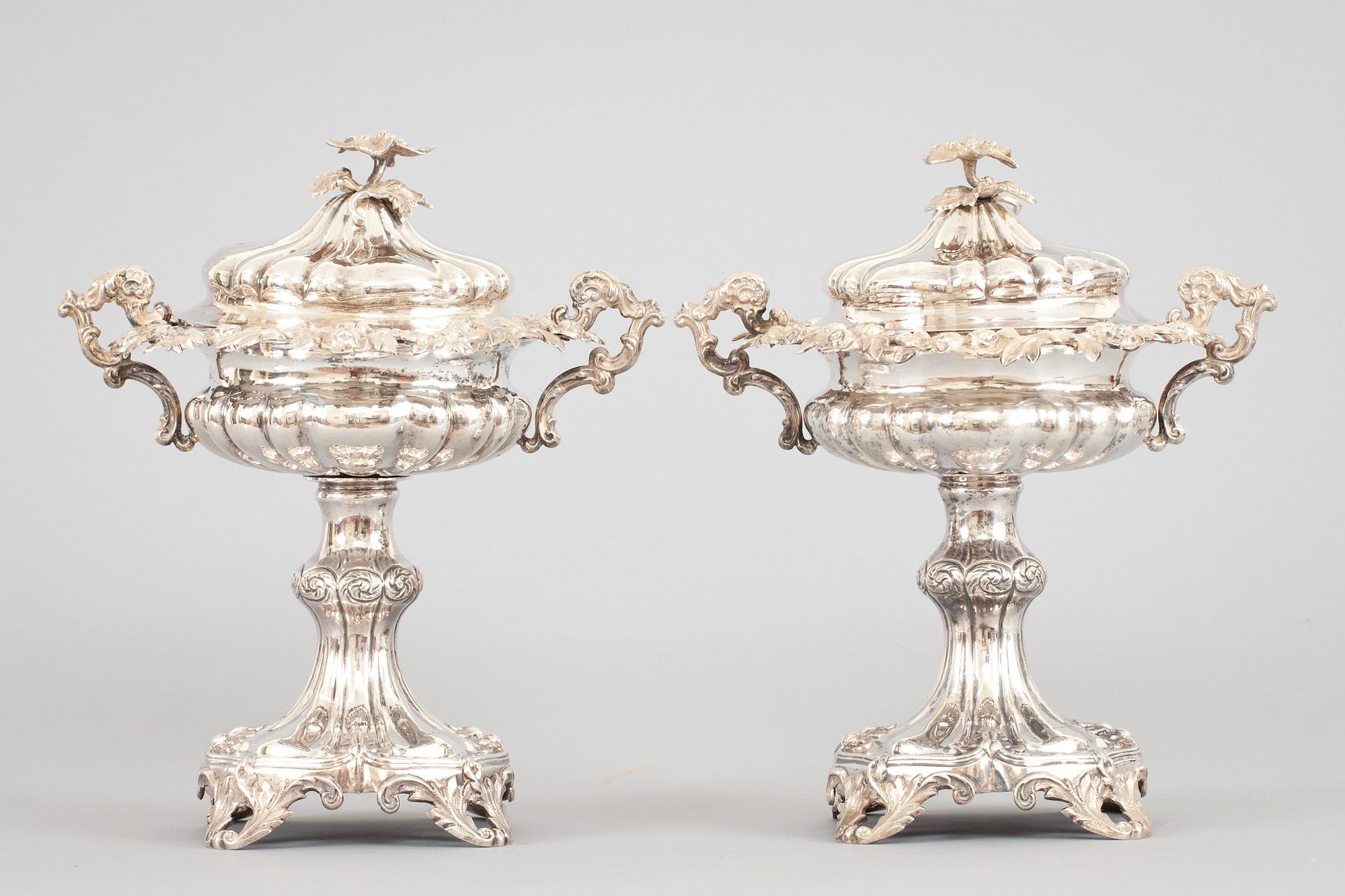 SOCKERSKÅLAR PÅ FOT, ett par. Silver, nyrokoko. Gustaf Möllenborg. Stockholm 1851. Vikt tot ca 1400 g.