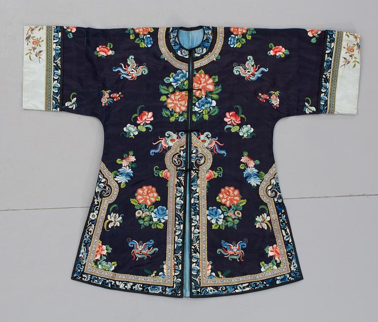 JACKA, siden. Längd 107 cm. Kina omkring 1900.