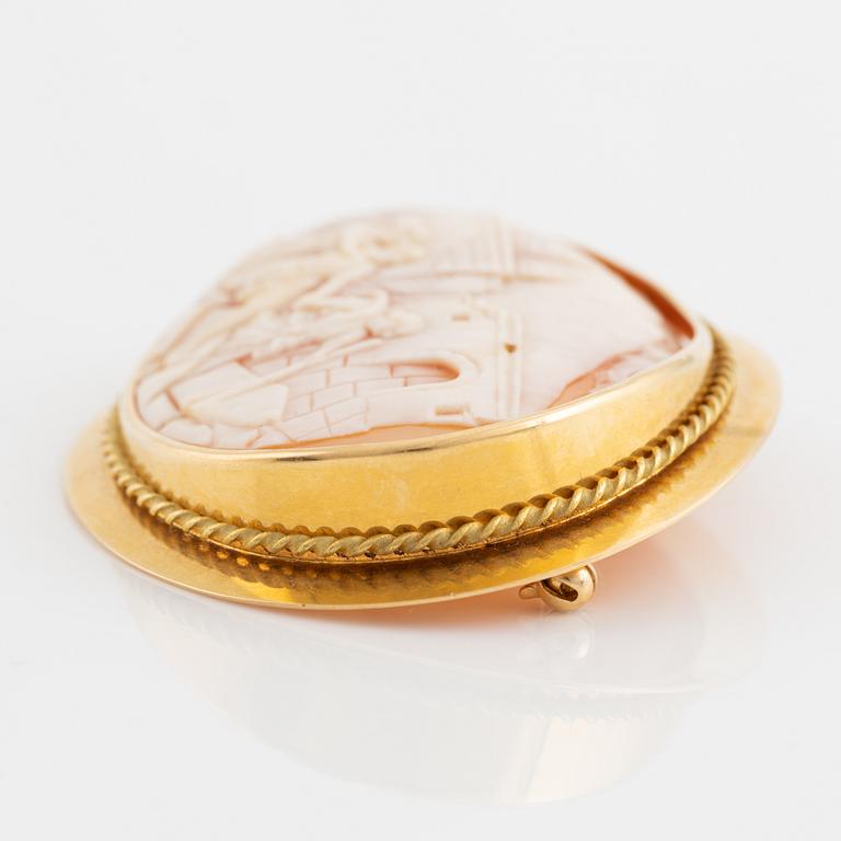 Gold and shell cameo brooch.