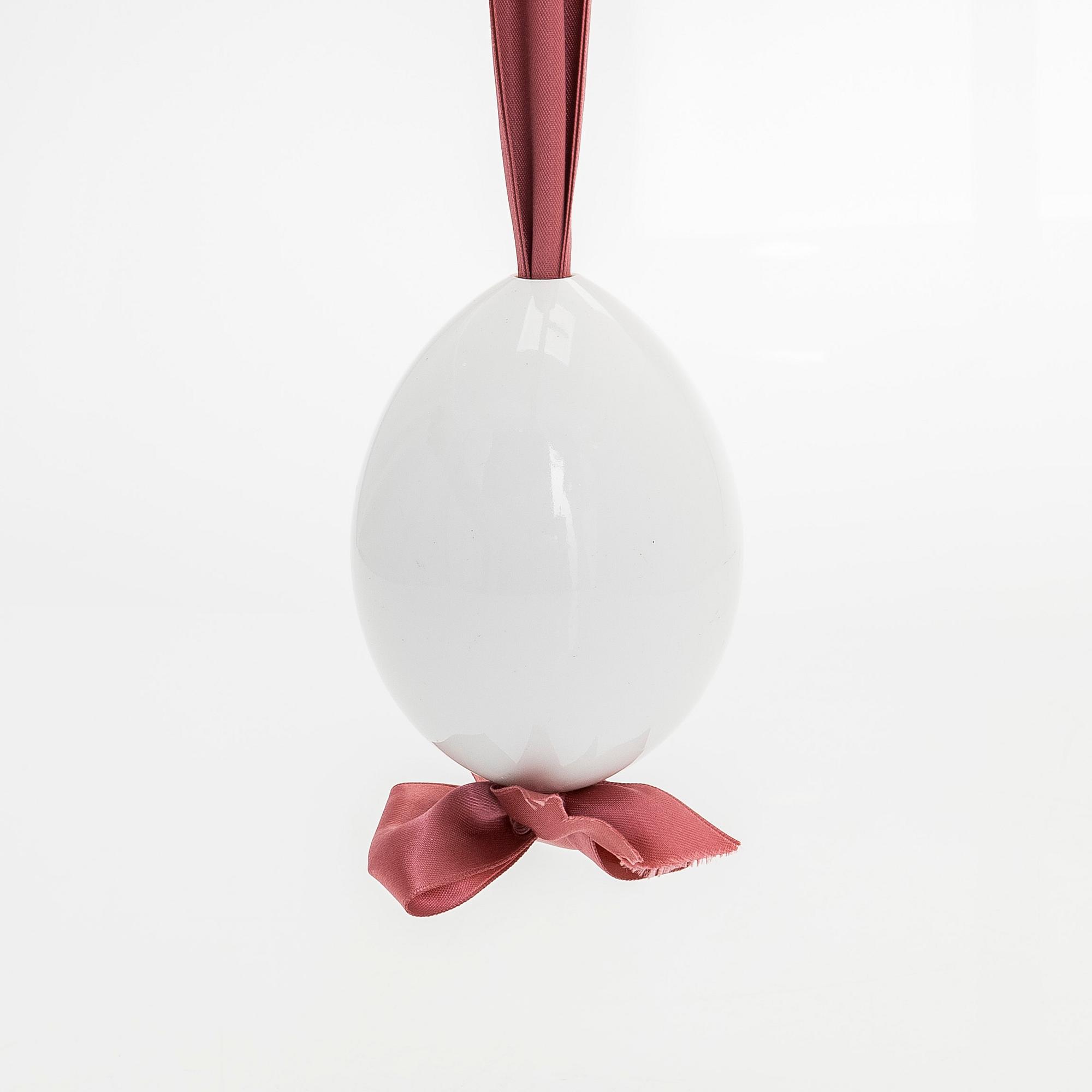 A Russian porcelain easter egg, early 20th century.