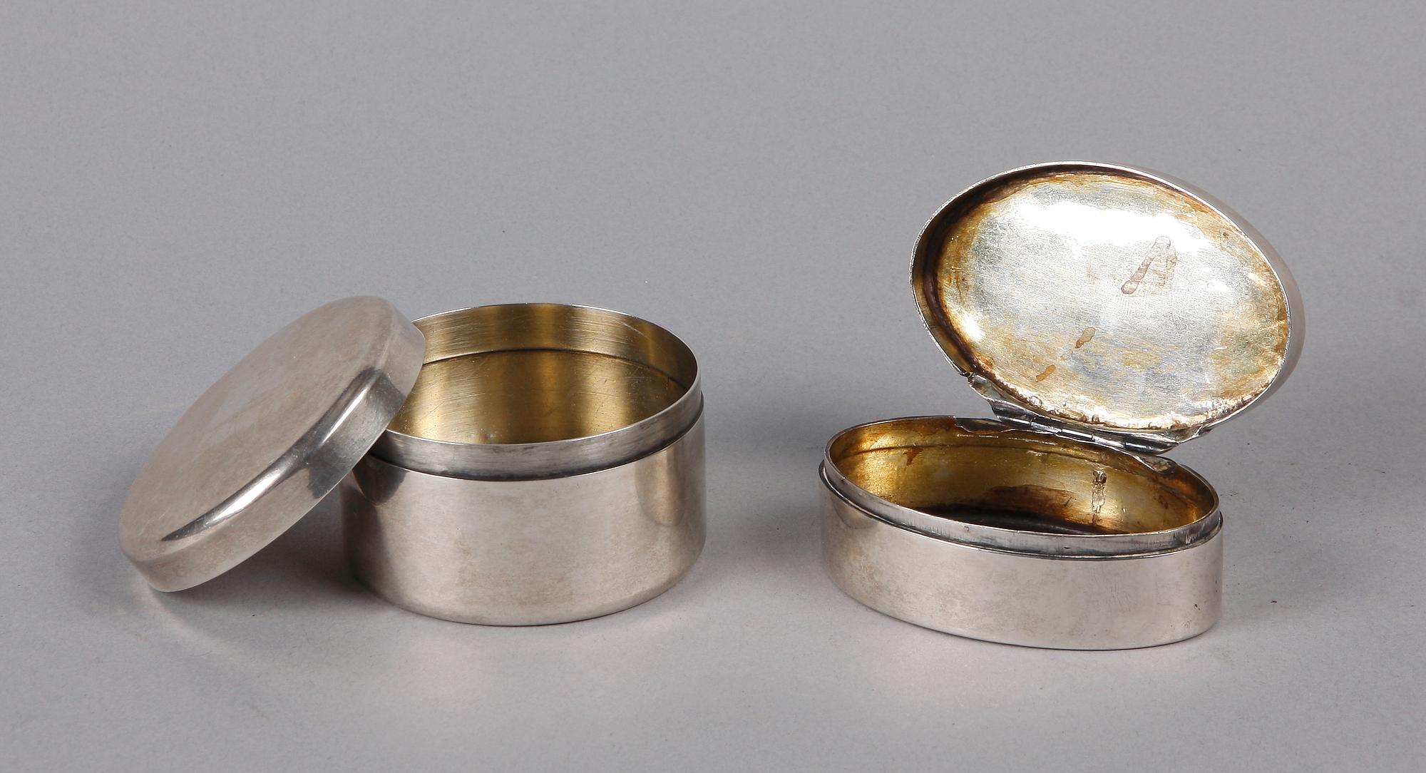 SNUSDOSA SAMT DOSA, silver, bl a Gustaf Henrik Sidwall, Norrköping, 1842.