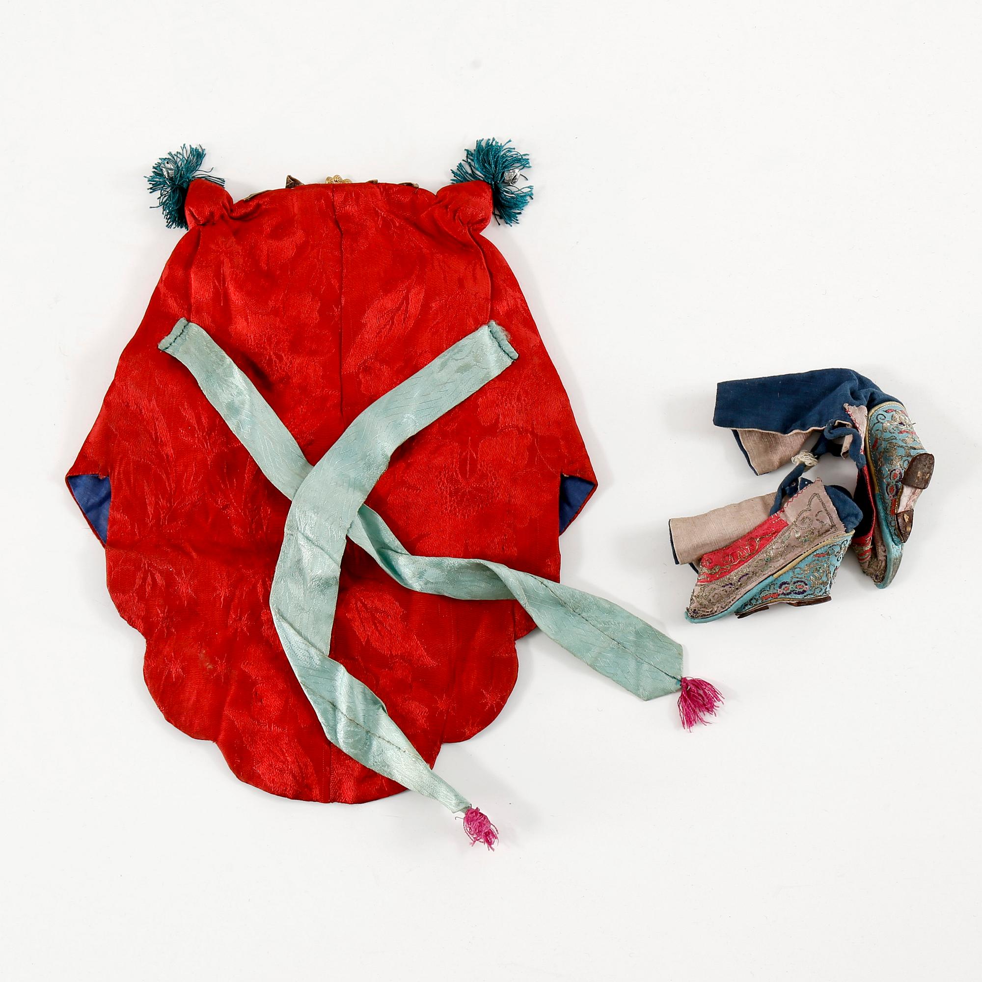 DRÄKTDELAR, 4 delar, textil bland annat siden, Kina 1900-talets första hälft.