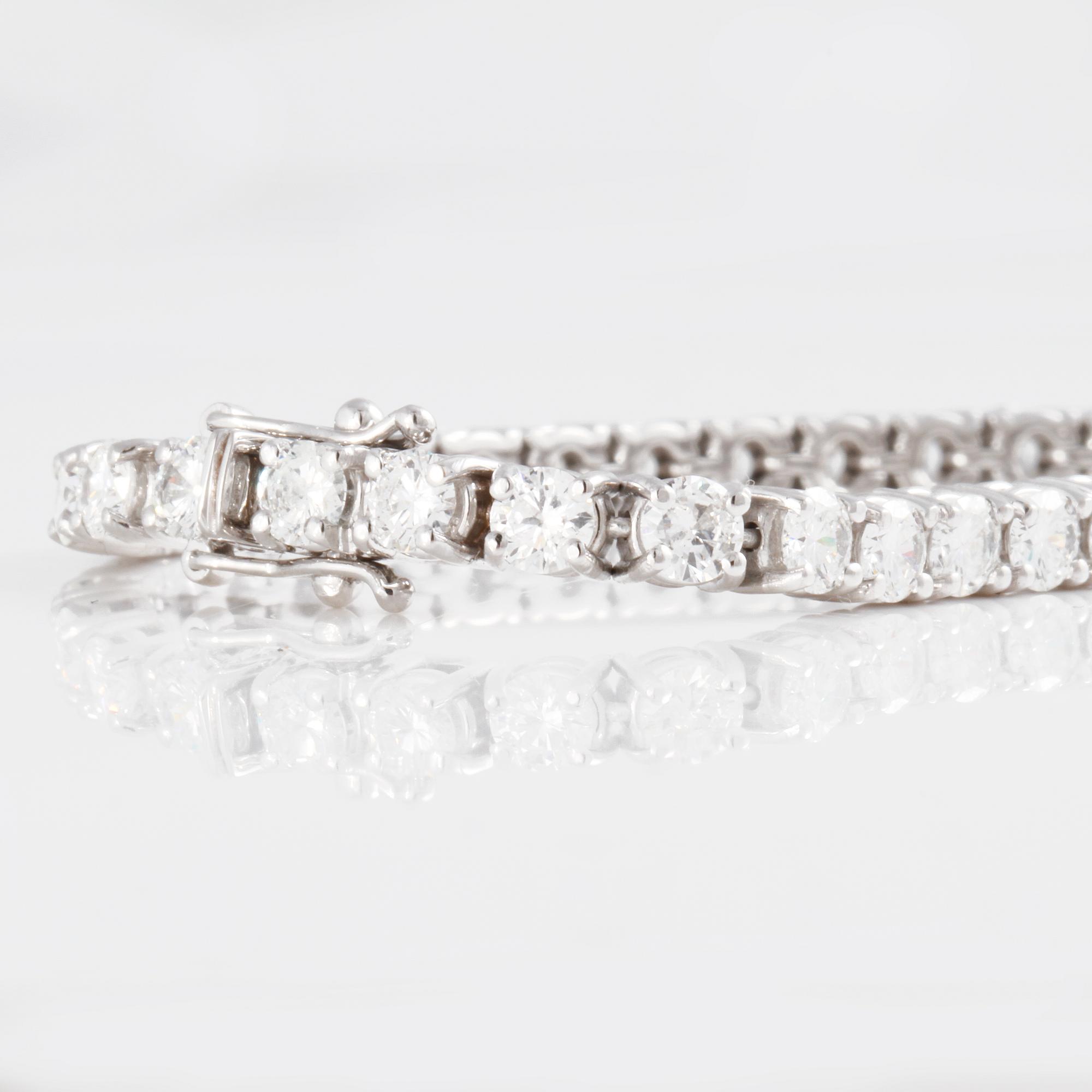 A 9.40 ct brilliant-cut diamond bracelet.