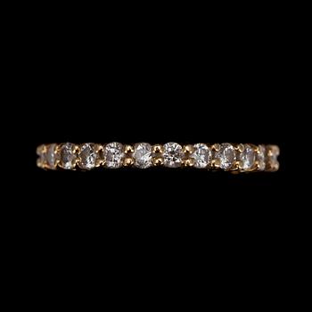 ALLIANSRING, guld 18K, 25 briljantslipade diamanter tot. ca 0,75 ct. Vikt 2,3 g.