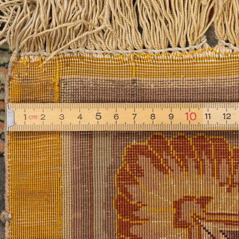 Matta, old figural Täbris, Västra Persien, ca 274 x 190 cm.