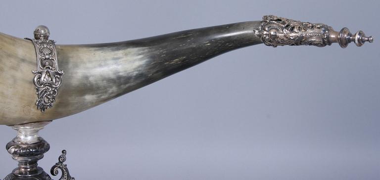 DRYCKESHORN, nysilver samt ben, 1800-talets andra hälft, stmplad "JMJ"?.