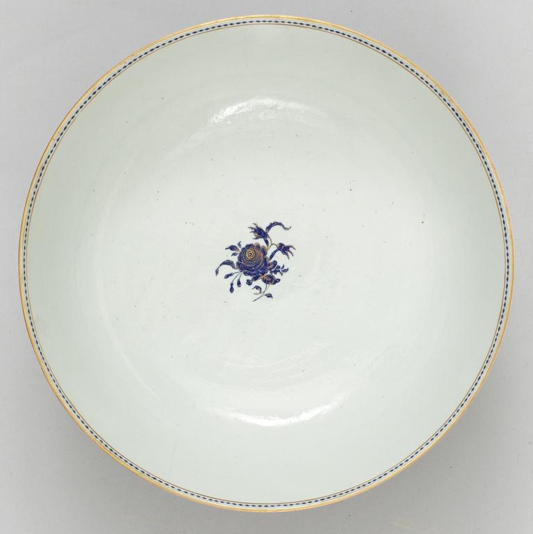 An enamelled punch bowl, Qing dynasty, Jiaqing (1796-1820).