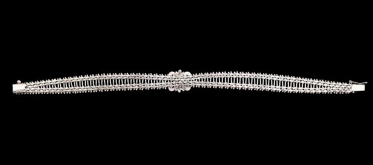 ARMBAND, 18 k vitguld med rubiner. Total vikt ca 21 gram.