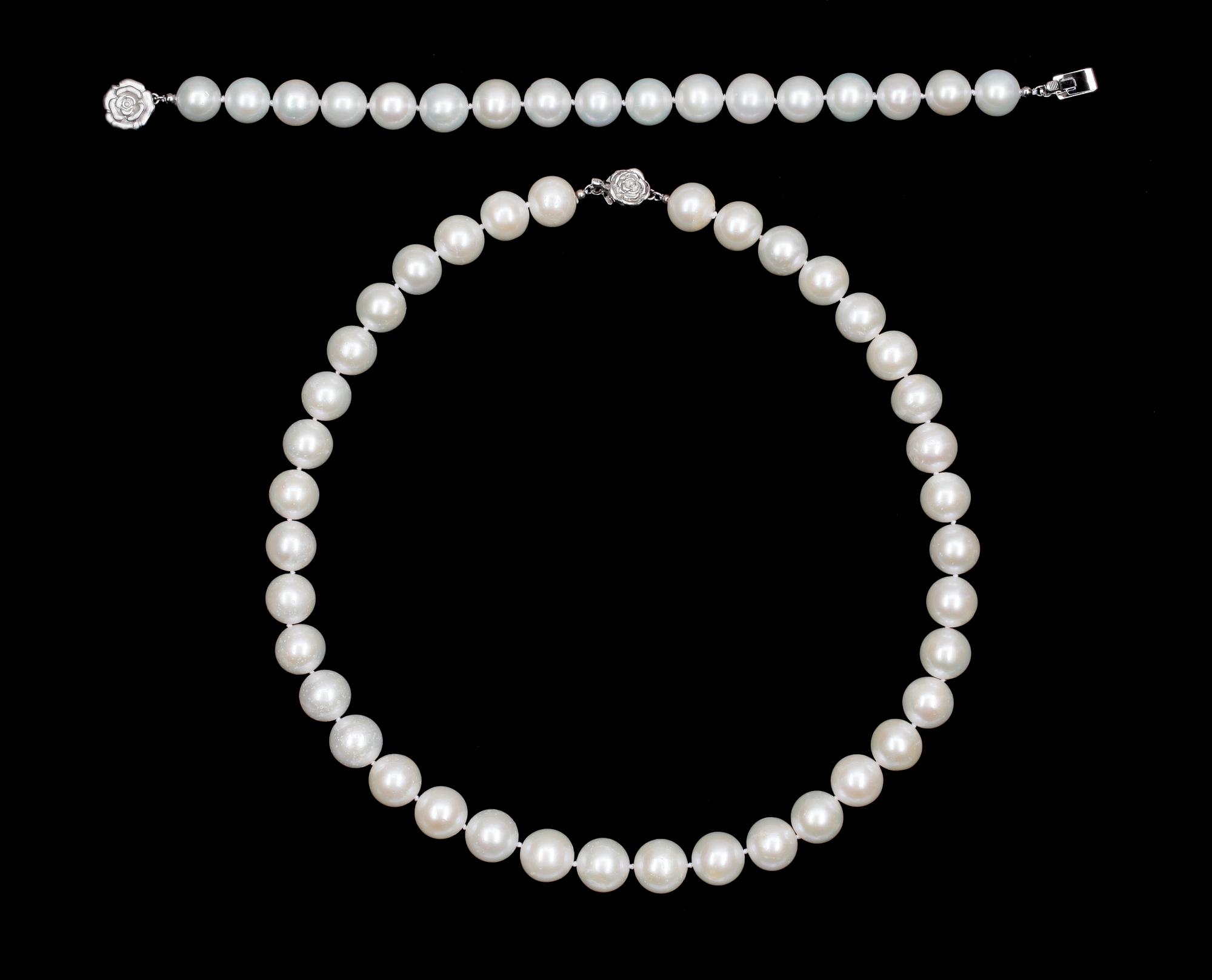 COLLIER SAMT ARMBAND, odlade pärlor med silverlås.