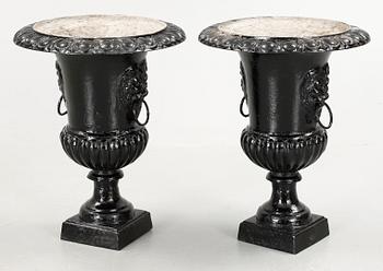 TRÄDGÅRDSURNOR, ett par, 1900/2000-tal.