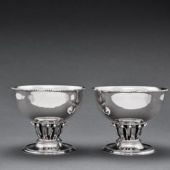 Georg Jensen, skålar 2 st, Köpenhamn  1915-1927 (otydligt), 830/1000 och 925/1000 silver, designnr 19 & 19A.
