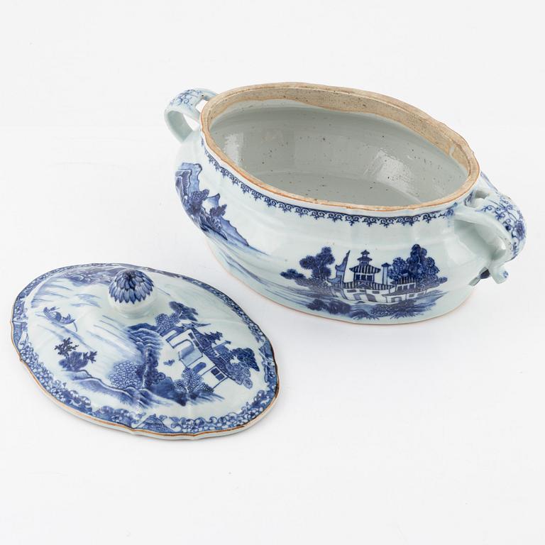 A porcelain tureen with lid, China, Qing Dynasty, Qianlong (1736-95).