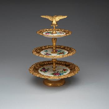 ETAGERE, porslin och brons. Ryssland, kejserliga porslinsmanufakturen, St Petersburg, Nikolaj I:s period (1825-55).