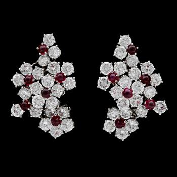 243. A pair of Petochi ruby and brilliant cut diamond earrings, tot. app. 8 cts.