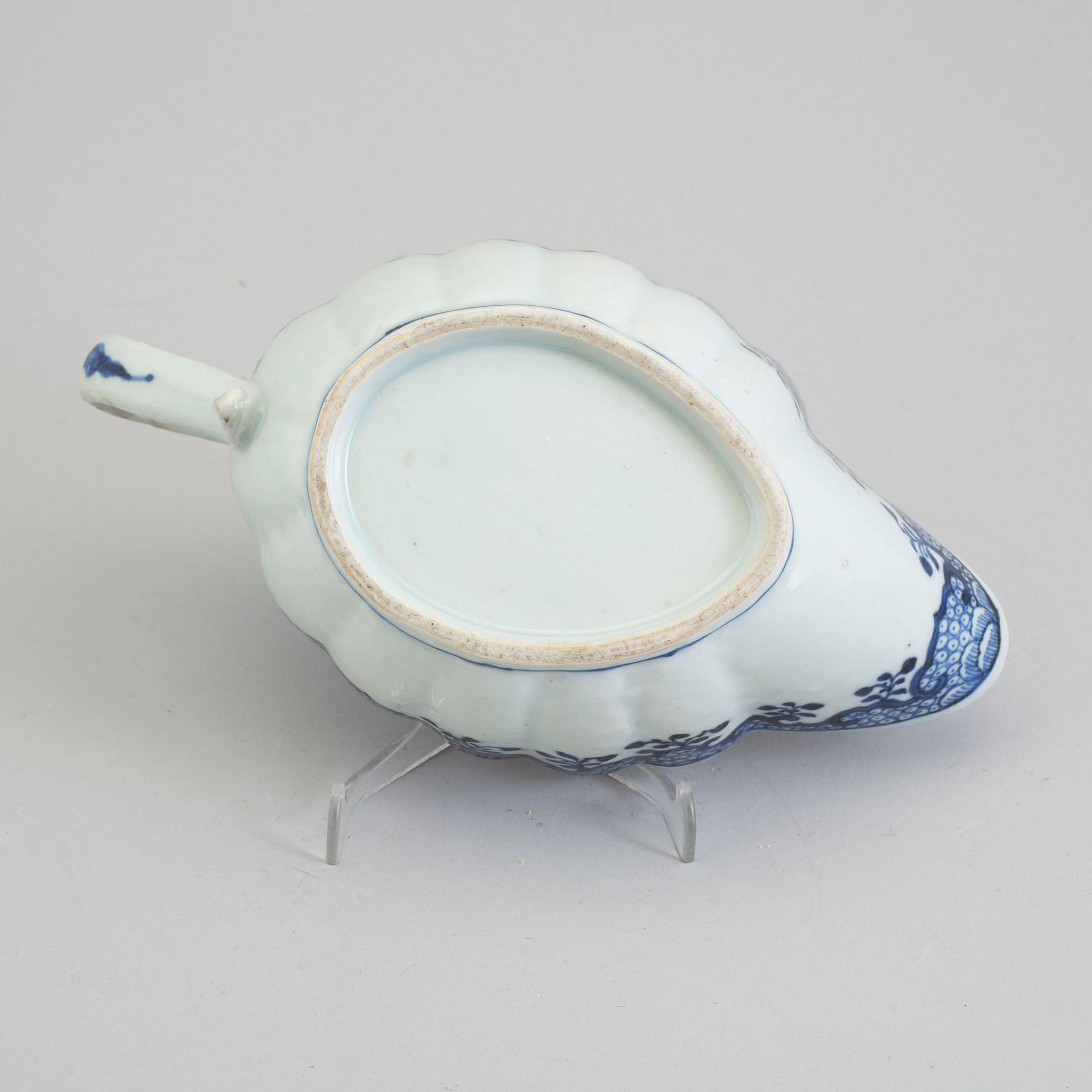 A blue and white export porcelain saucer, Qing dynasty, Qianlong (1736-95).