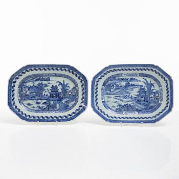 Stekfat, ett par snarlika, porslin, Kina, Qianlong (1736-95).