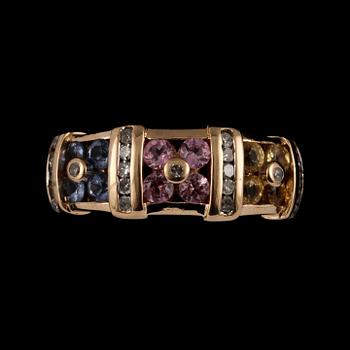 RING, 14k guld med 12 fasettslipade olikfärgade safirer samt 23 briljantslipade diamanter. Vikt 4 g.