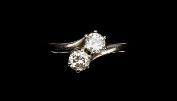 RINGAR, 2 st. 18k vitguld med briljantslipade diamanter, 0,38 ct resp 0,50 ct enl gravyr.