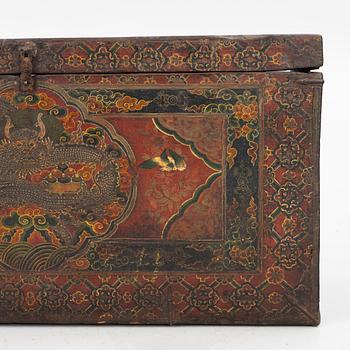 A Chinese chest, 20th century.