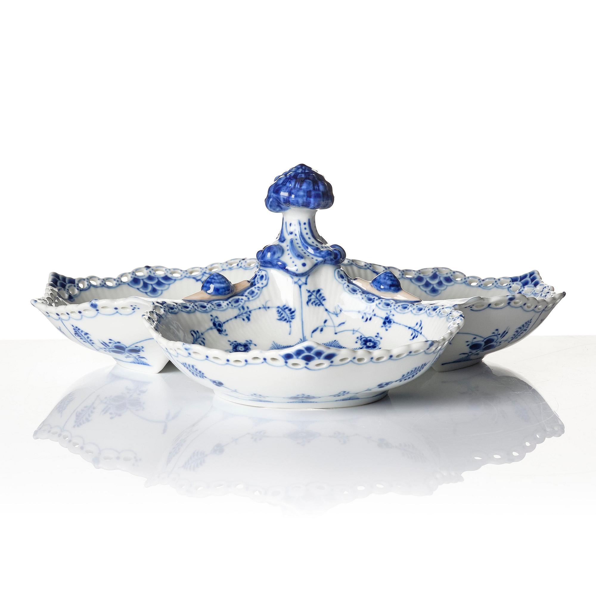 A Royal Copenhagen 'Musselmalet' / 'blue fluted full lace' cabaret dish, Denmark, 1966.