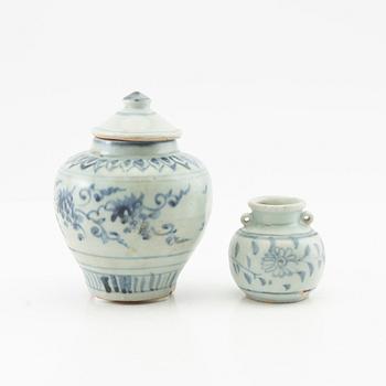 Lockurna samt urna, Kina , 1500-/1600-tal porslin.