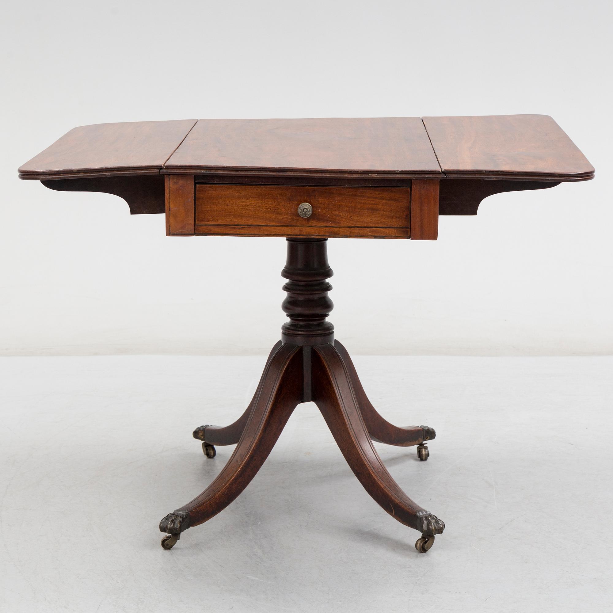 A mahogany table, England, late 19th / early 20th century.