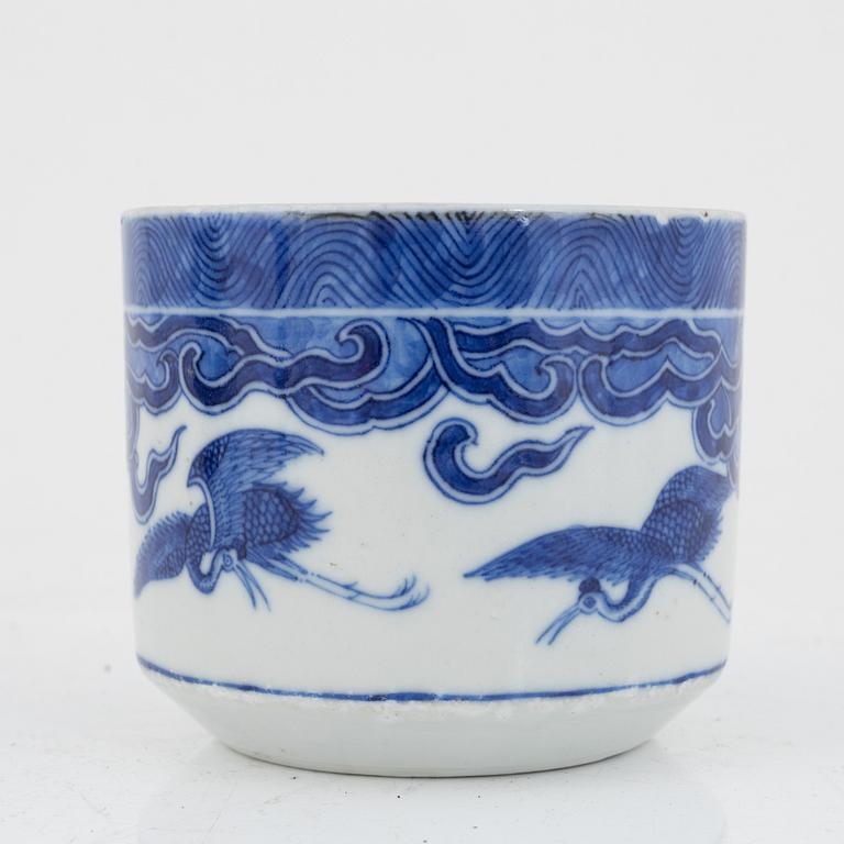 A blue and white Chinese porcelain pot, Qing dynasty, Daoguang (1821-1850).