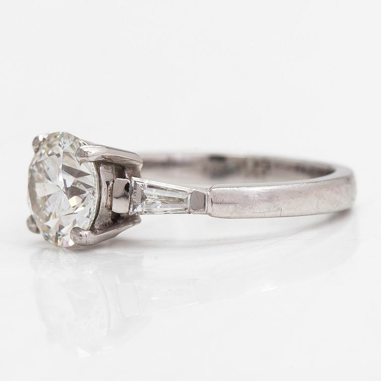 A platinum ring with a brilliant cut diamond ca 1.80 ct and two side-diamonds totalling ca 0.10 ct. With certificate.