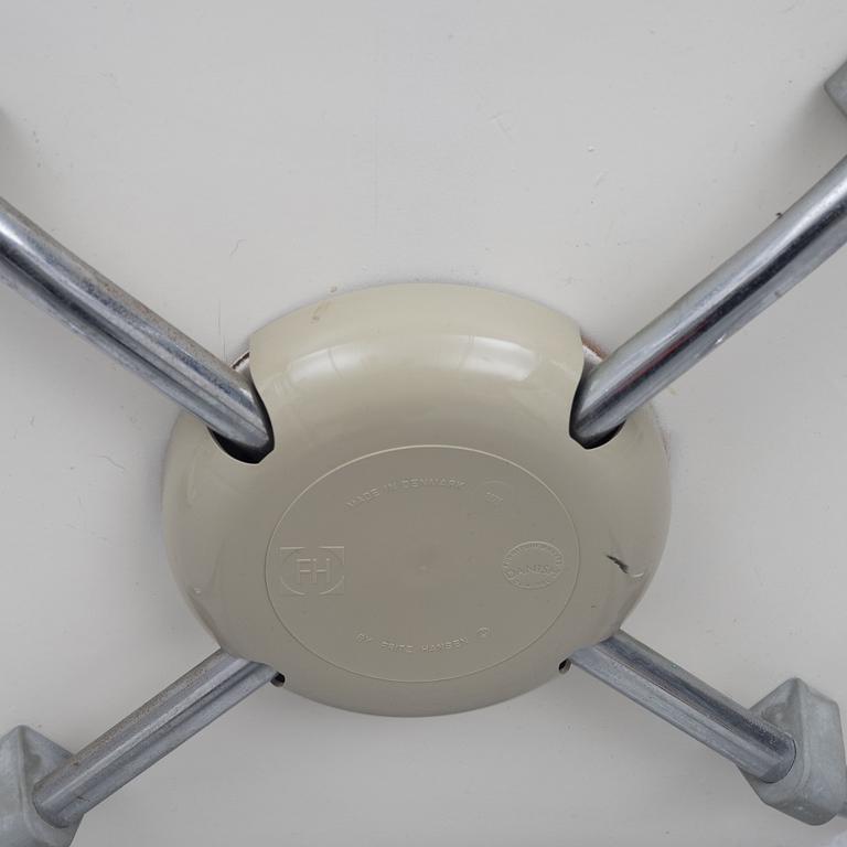 Arne Jacobsen, stolar, ett par, "Sjuan", Fritz Hansen, Danmark 1976.