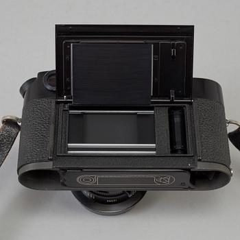 A black body Leica M4 no 1247719 from 1969-70 from Weitzlar with Summicron 1:2 / 35 and a Leica- Meter.