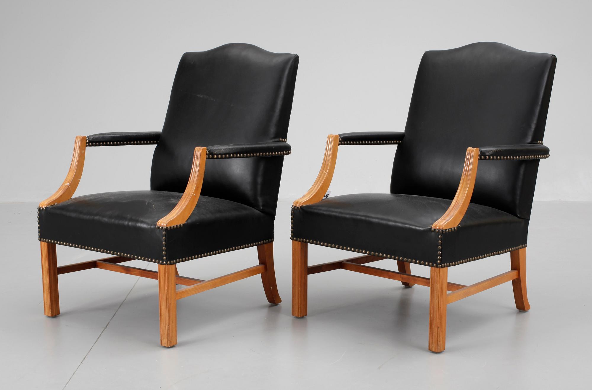 FÅTÖLJER, ett par, engelsk stil, 1900-talets andra hälft.