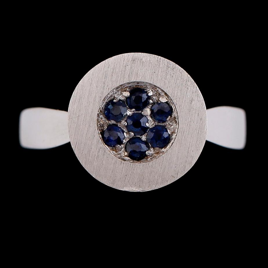 RING, 18 k vitguld med blå safirer. Total vikt ca 6 gram.