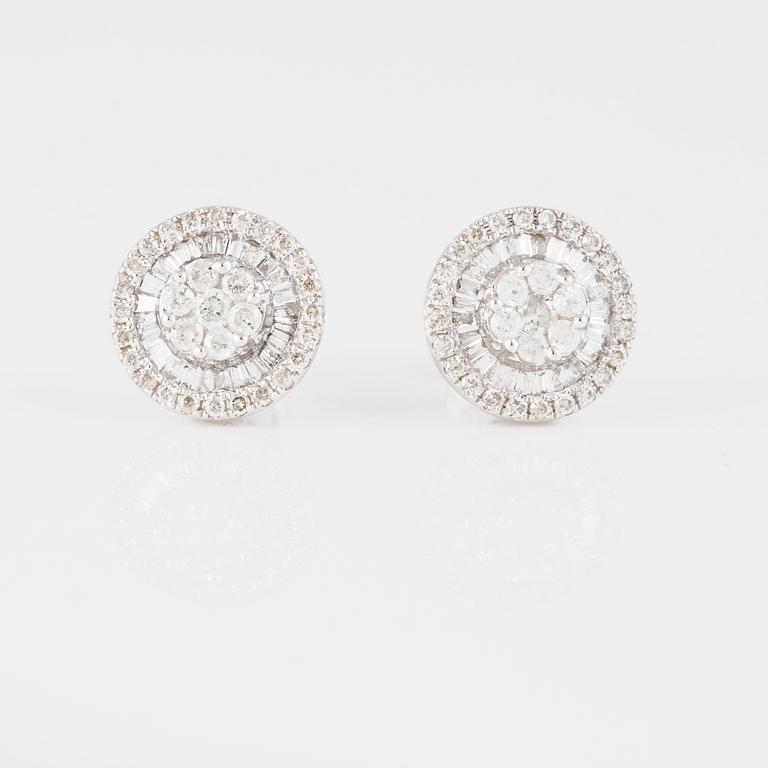 ÖRHÄNGEN, 18K vitguld med briljant och baguetteslipade diamanter ca 0.80 ct. Vikt 2,6 gram.