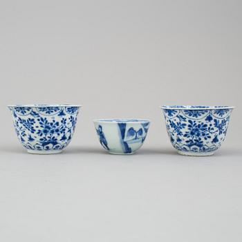 KOPP med FAT, samt KOPPAR, två stycken, porslin. Kina, Qingdynastin, Kangxi (1662-1722).