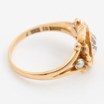 Ring 18K guld blomformad med lätt cushionformad gammalslipad diamant och seedpärlor.
