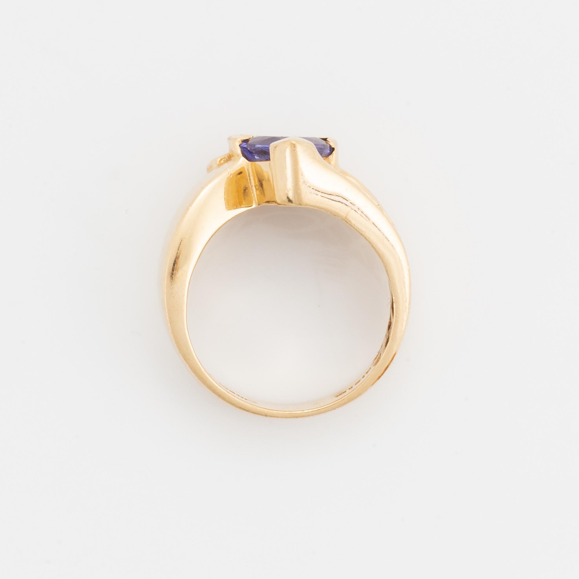 Brilliant-cut diamond and tanzanite ring.