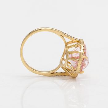 A 14K gold ring with an oval morganite and diamonds approx. 0.40 ct in total.