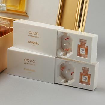 CHANEL, 14 st so called factices and 2 perfume samples.