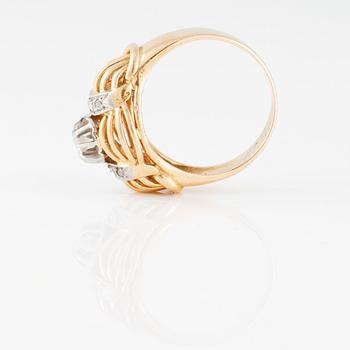 RING, med briljantslipad diamant ca 0.15 ct samt 8 rosenslipade diamanter.