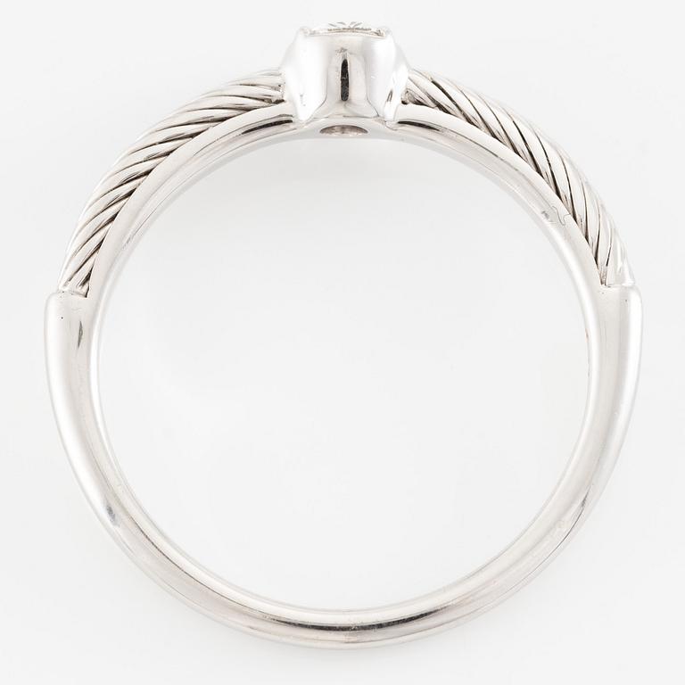 Ring 18K white gold with an oval-cut diamond.