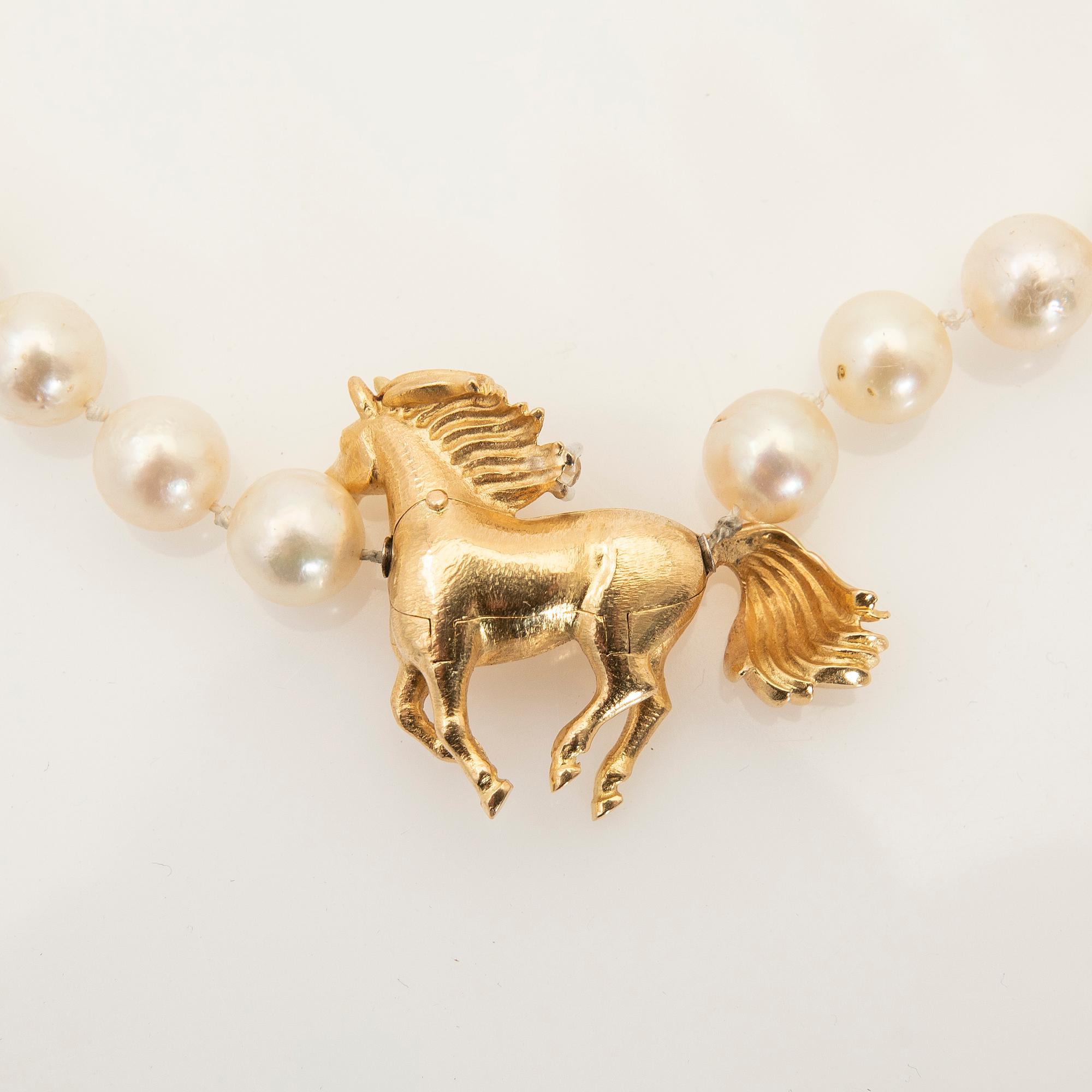 Ole Lynggaard, hänge, 18K guld med diamant samt pärlcollier.