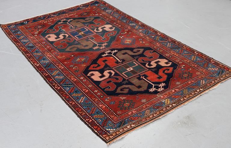 Matta, antik s.k. "Cloud band Kazak", ca 230 x 144 cm.