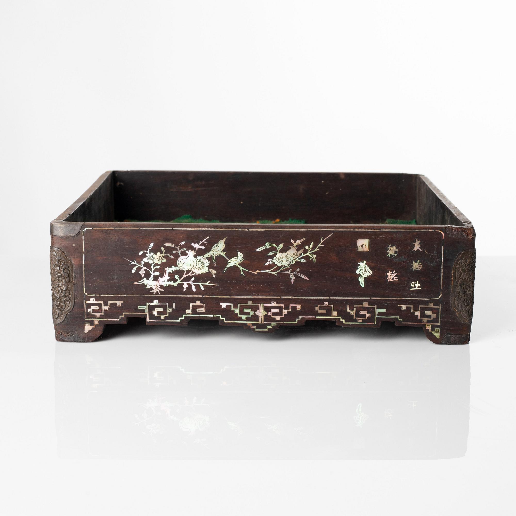 Bricka, trä med pärlemorinläggning. Qingdynastin, Qianlong (1736-95).