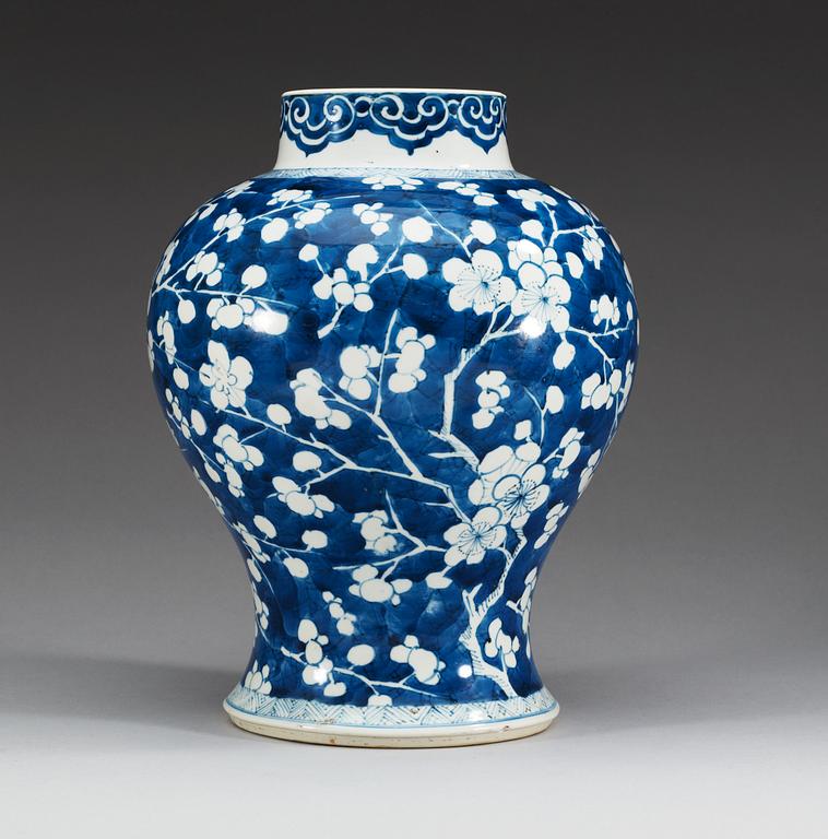 KRUKA, porslin, Qingdynastin, Kangxi (1662-1722).