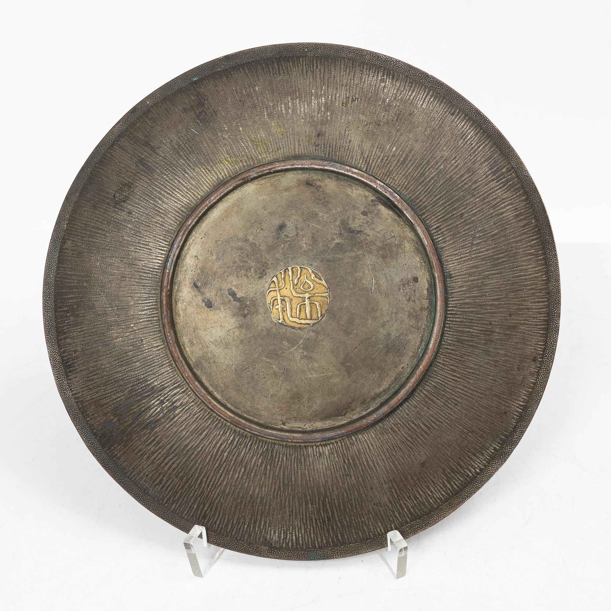 A Japanese bronze dish, Meiji (1868-1912).