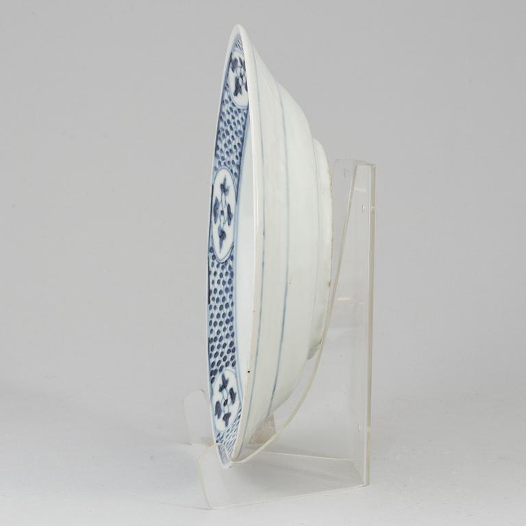 A blue and white dish, Mingdynasty (1368-1644).